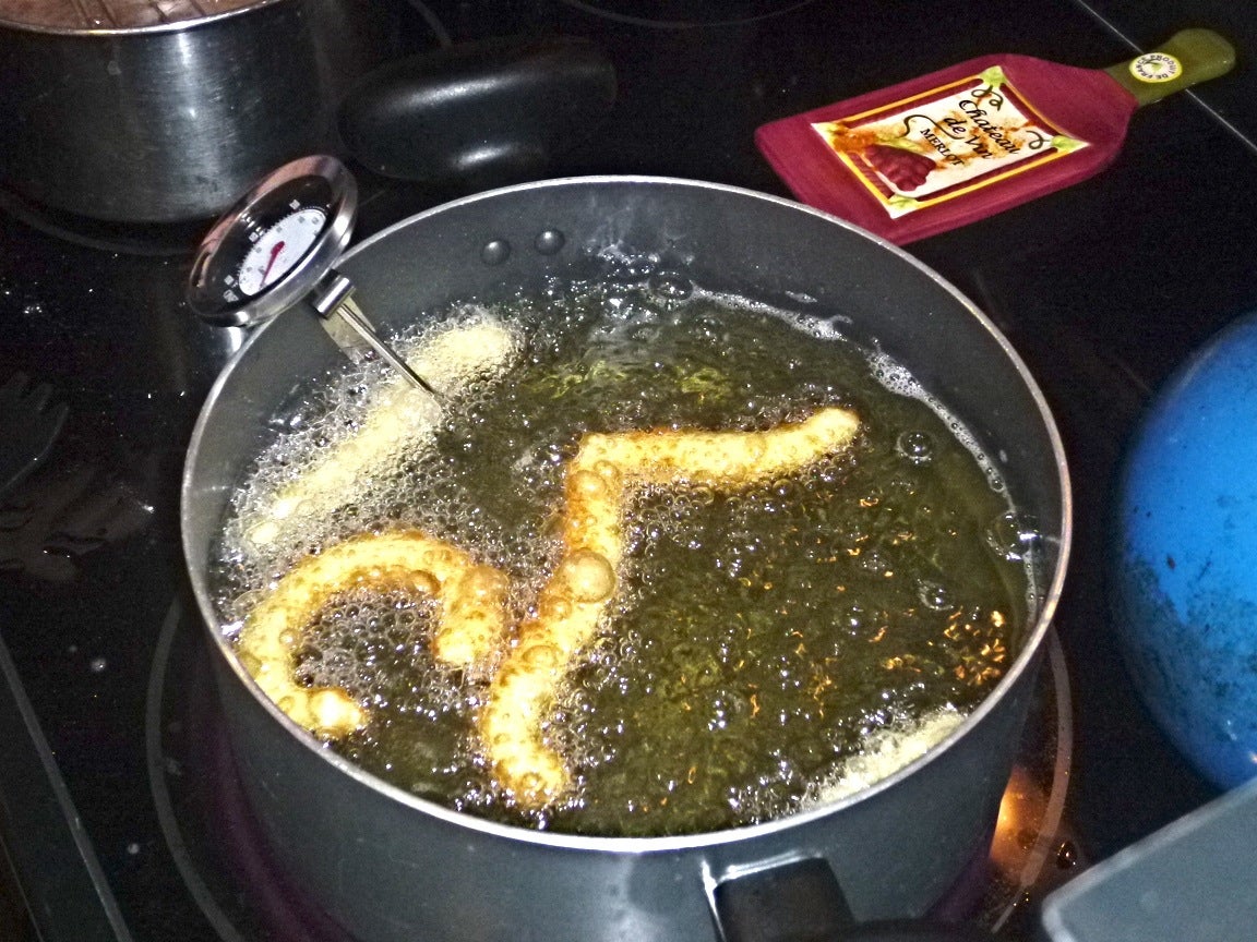 More churro frying